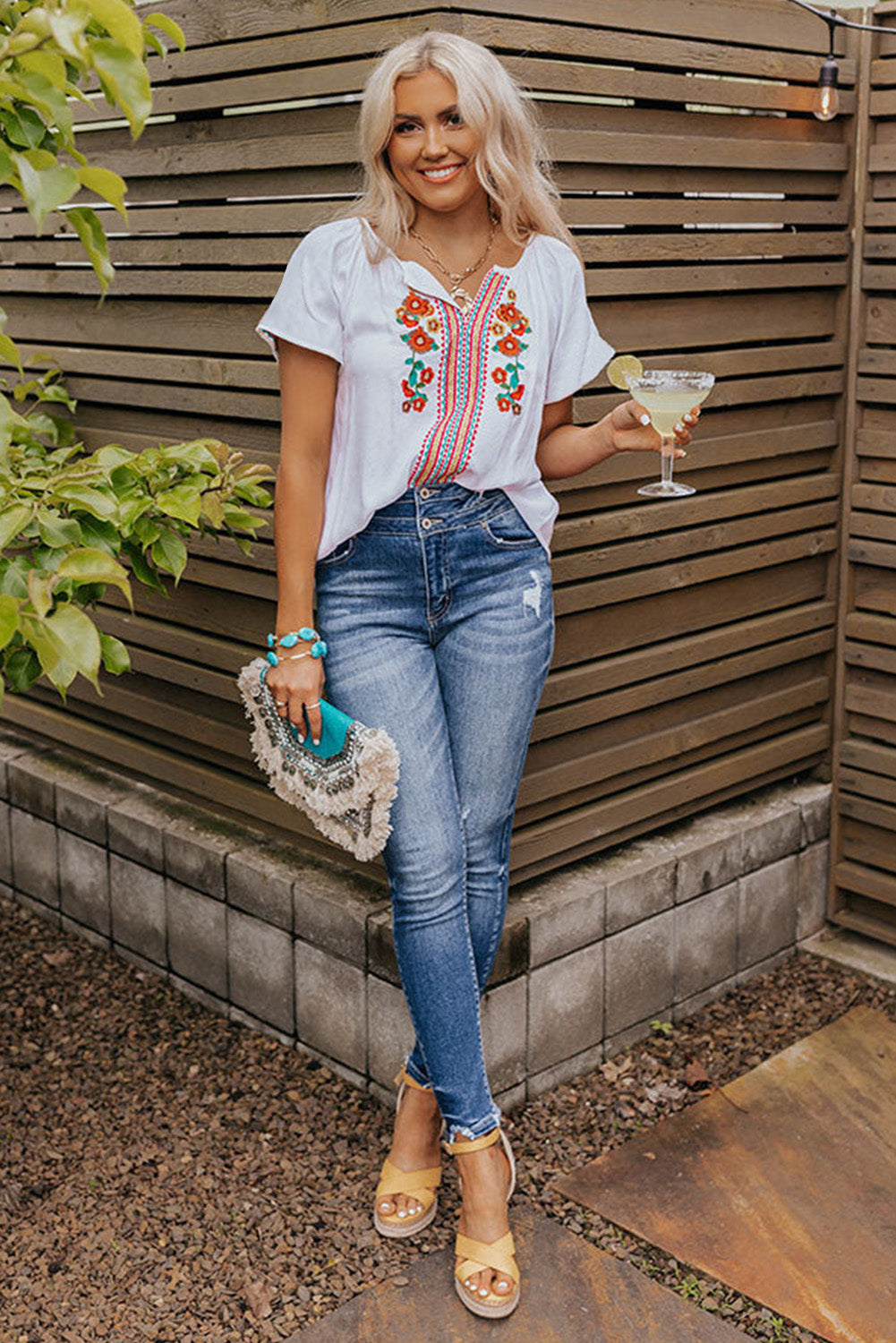 Blouse brodée florale à manches courtes et col en V