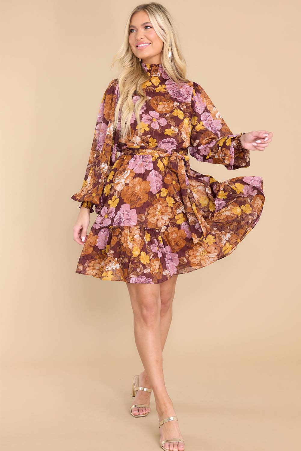 Robe florale multicolore froncée à col haut et à lacets taille haute