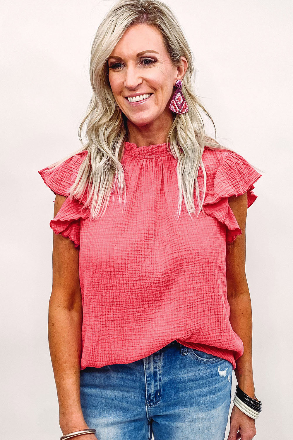 Blouse texturée froissée rose à manches bouffantes et à volants