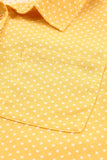 Chemise jaune roulée à manches courtes et imprimé à pois