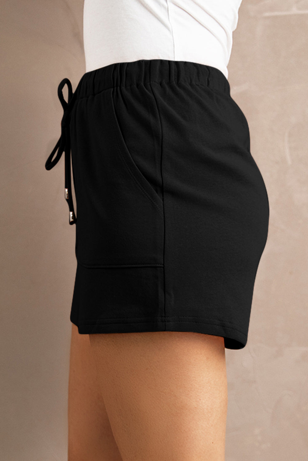 Short noir avec poches et taille élastique avec cordon de serrage