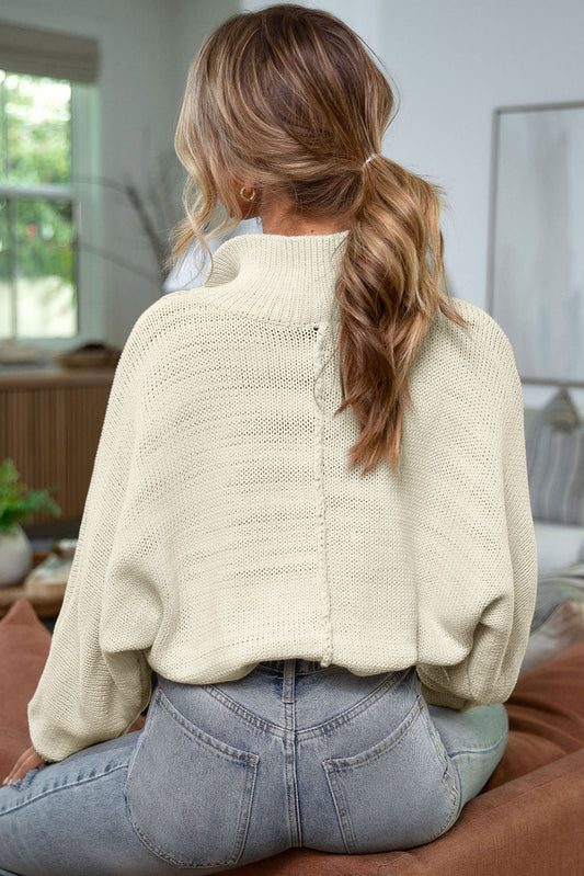 Pull beige à manches chauve-souris et col montant boutonné avec perles