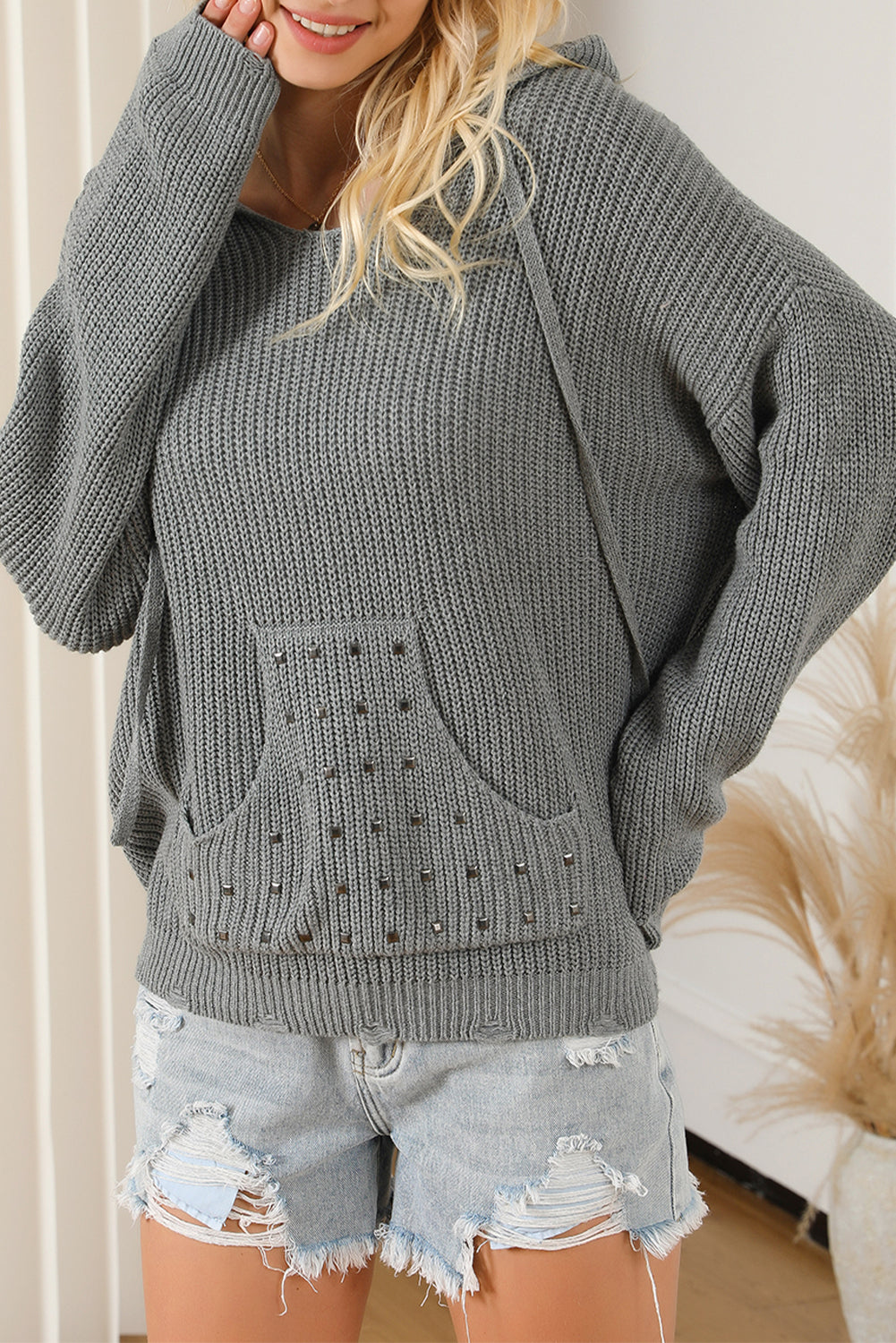 Pull à capuche gris avec poche kangourou et rivets