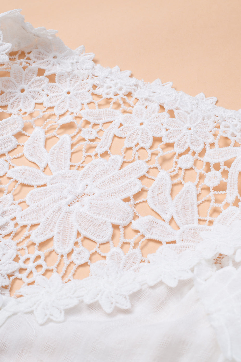 Haut boutonné en dentelle au crochet blanc