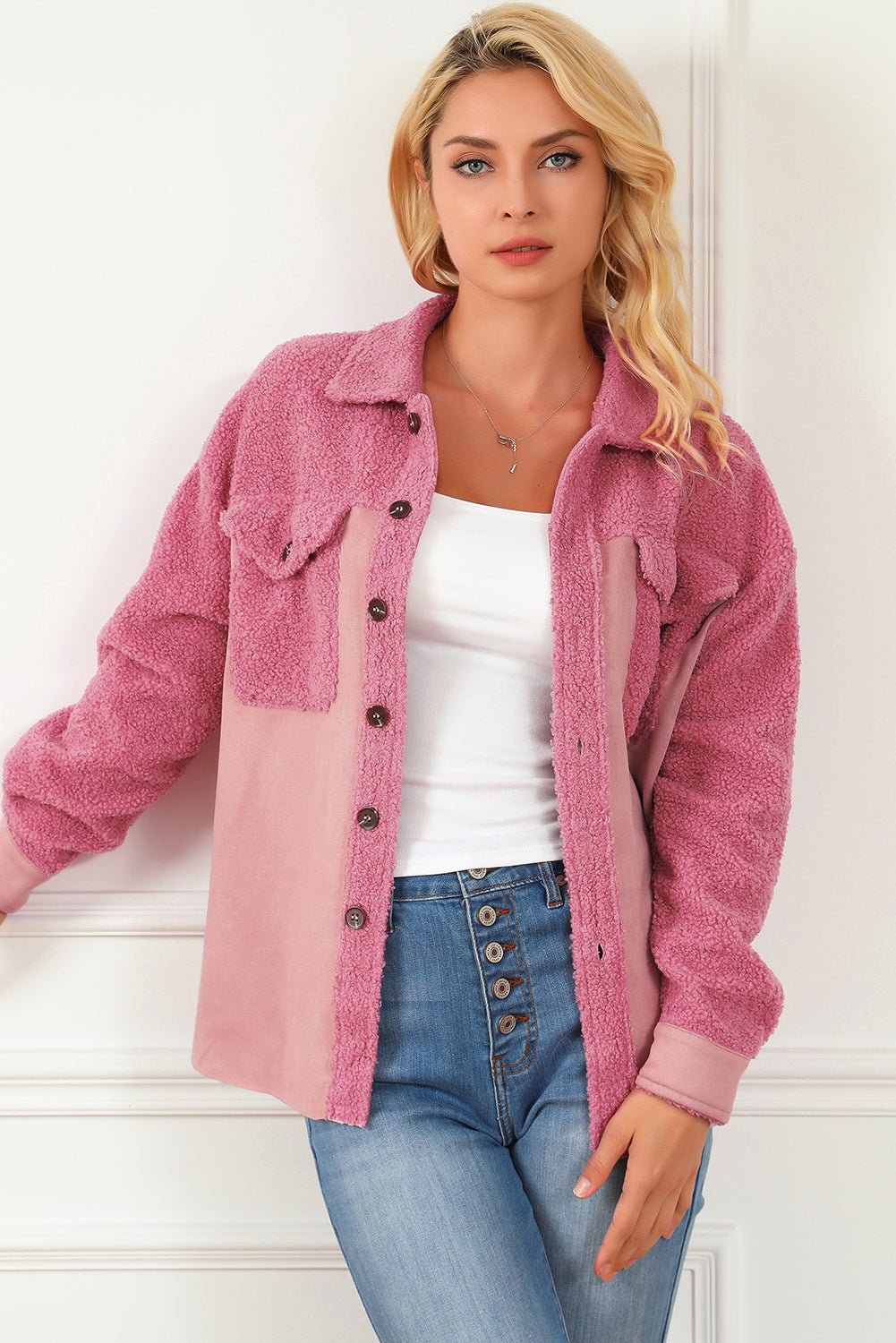 Veste sherpa rose avec poche à rabat boutonnée et color block