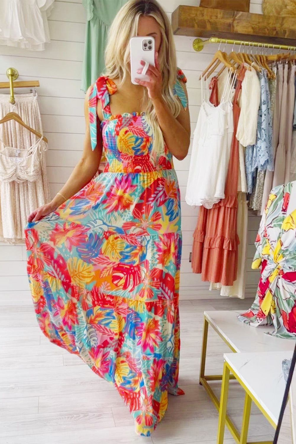 Robe longue multicolore à volants smockés et imprimé tropical vibrant