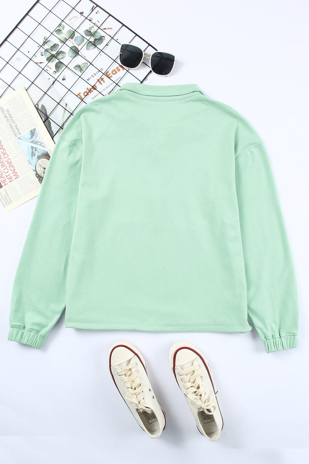 Sweat-shirt vert avec fermeture éclair et poches sur le devant