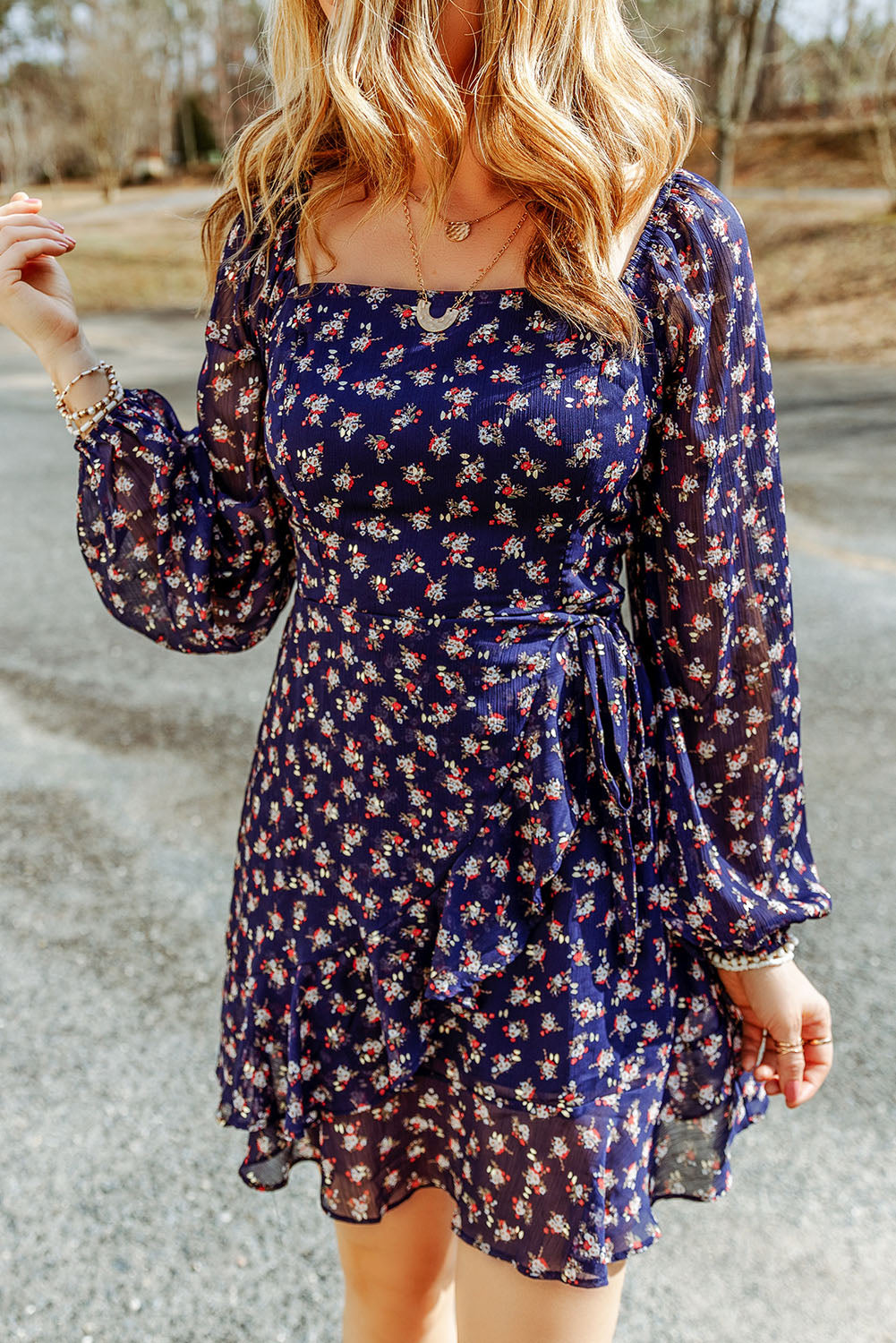 Robe bleue smockée à imprimé floral et manches bouffantes à col carré