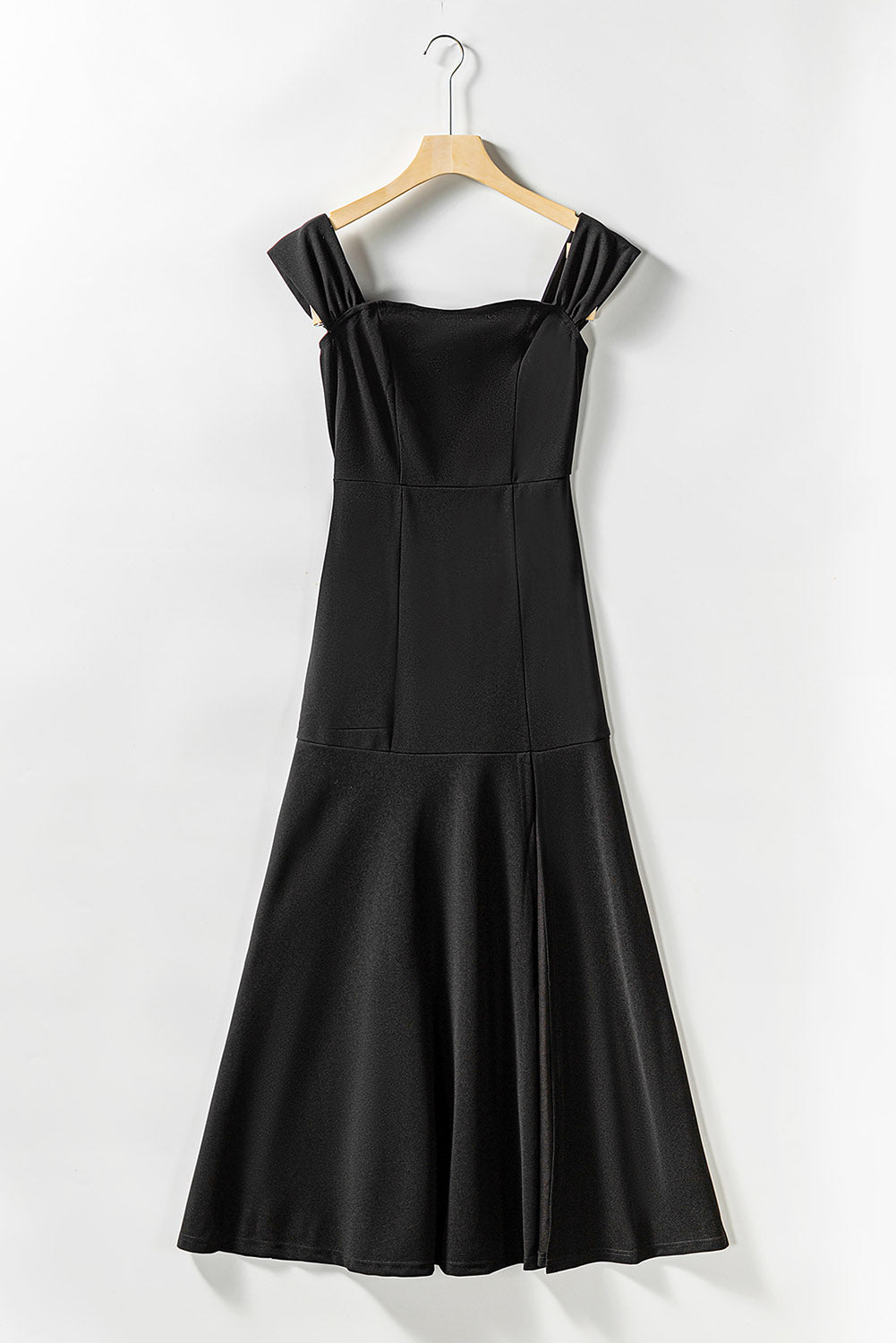 Robe de soirée noire à épaules dénudées et fendue sur les cuisses