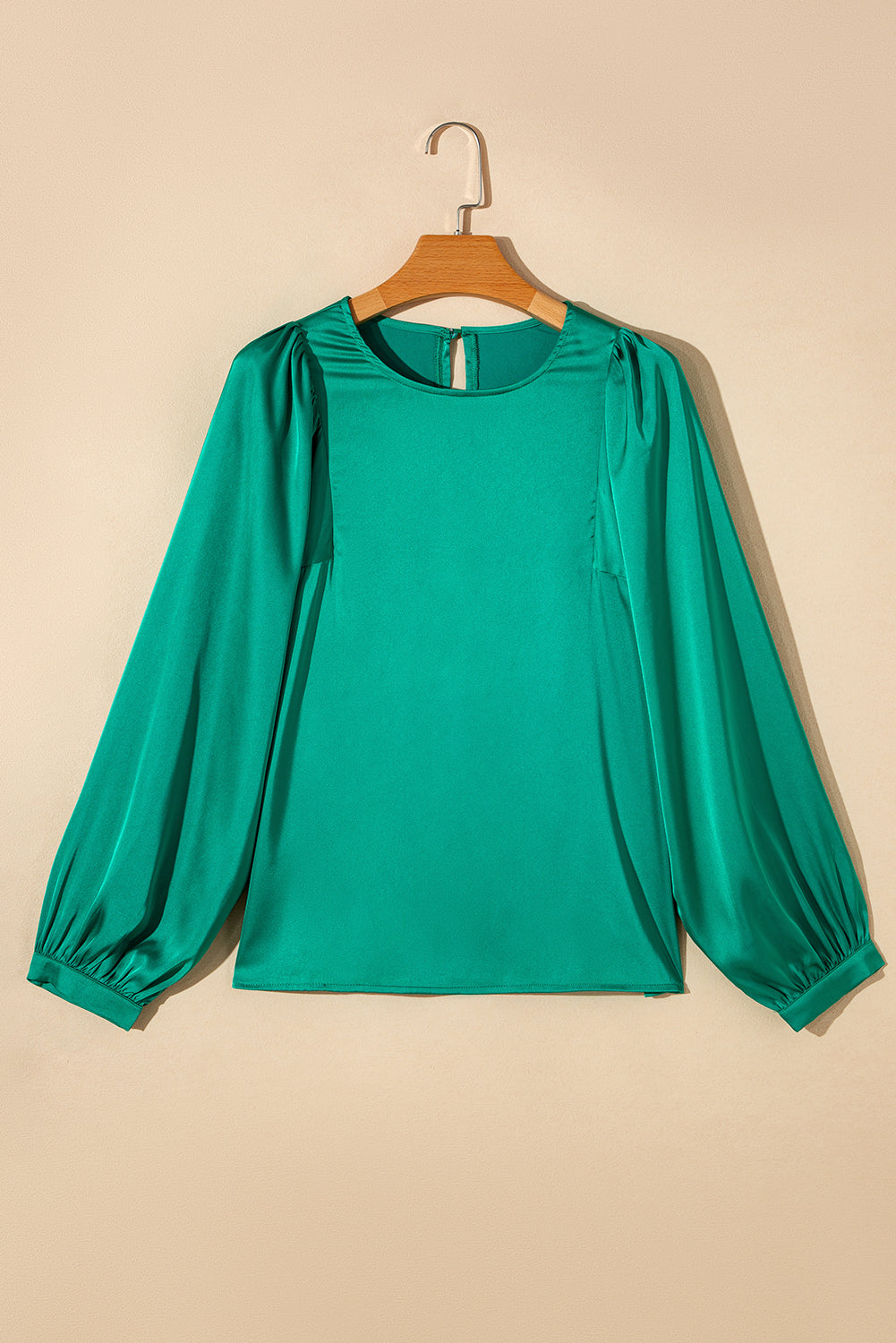 Blouse verte à col rond et manches longues bouffantes en satin