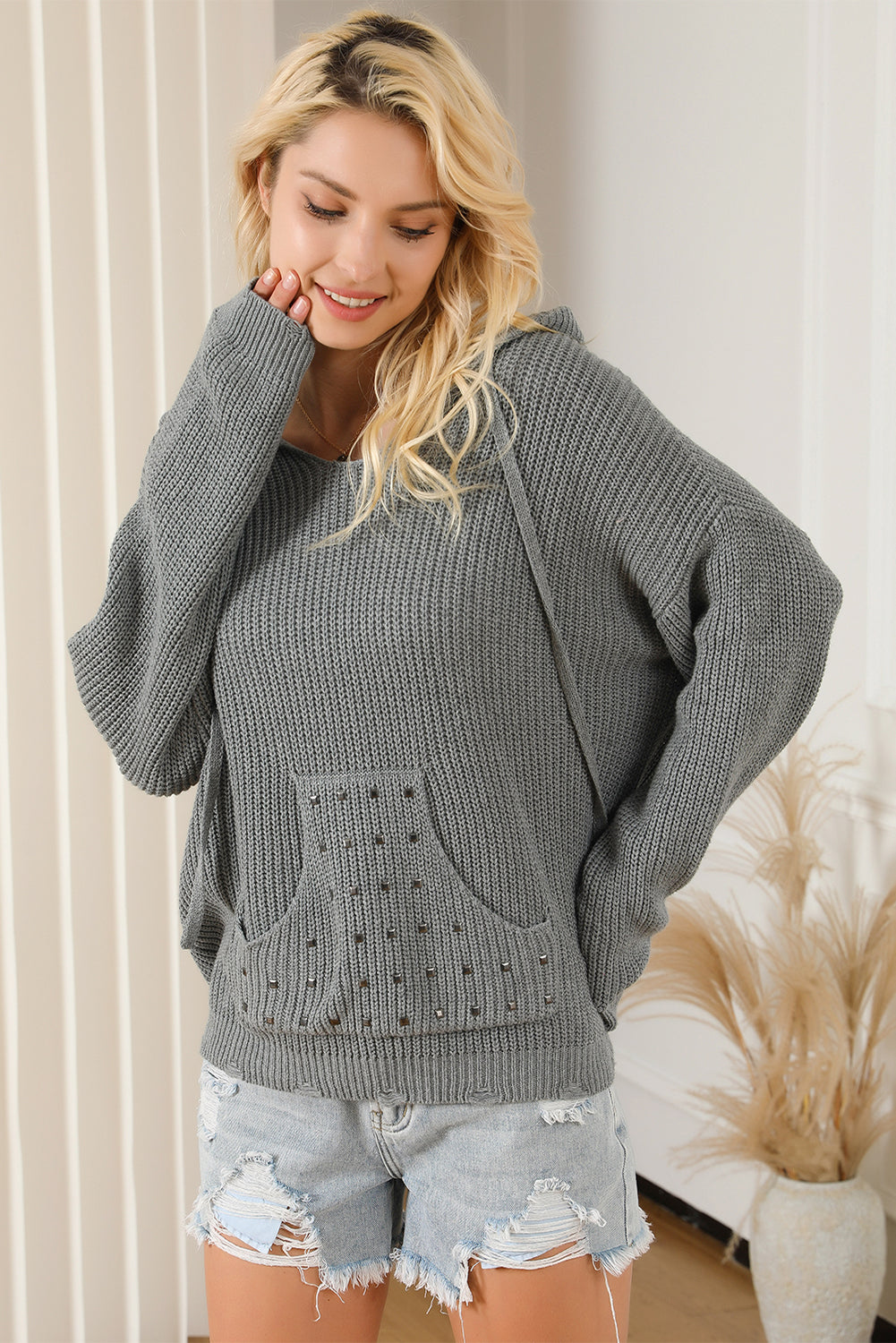 Pull à capuche gris avec poche kangourou et rivets