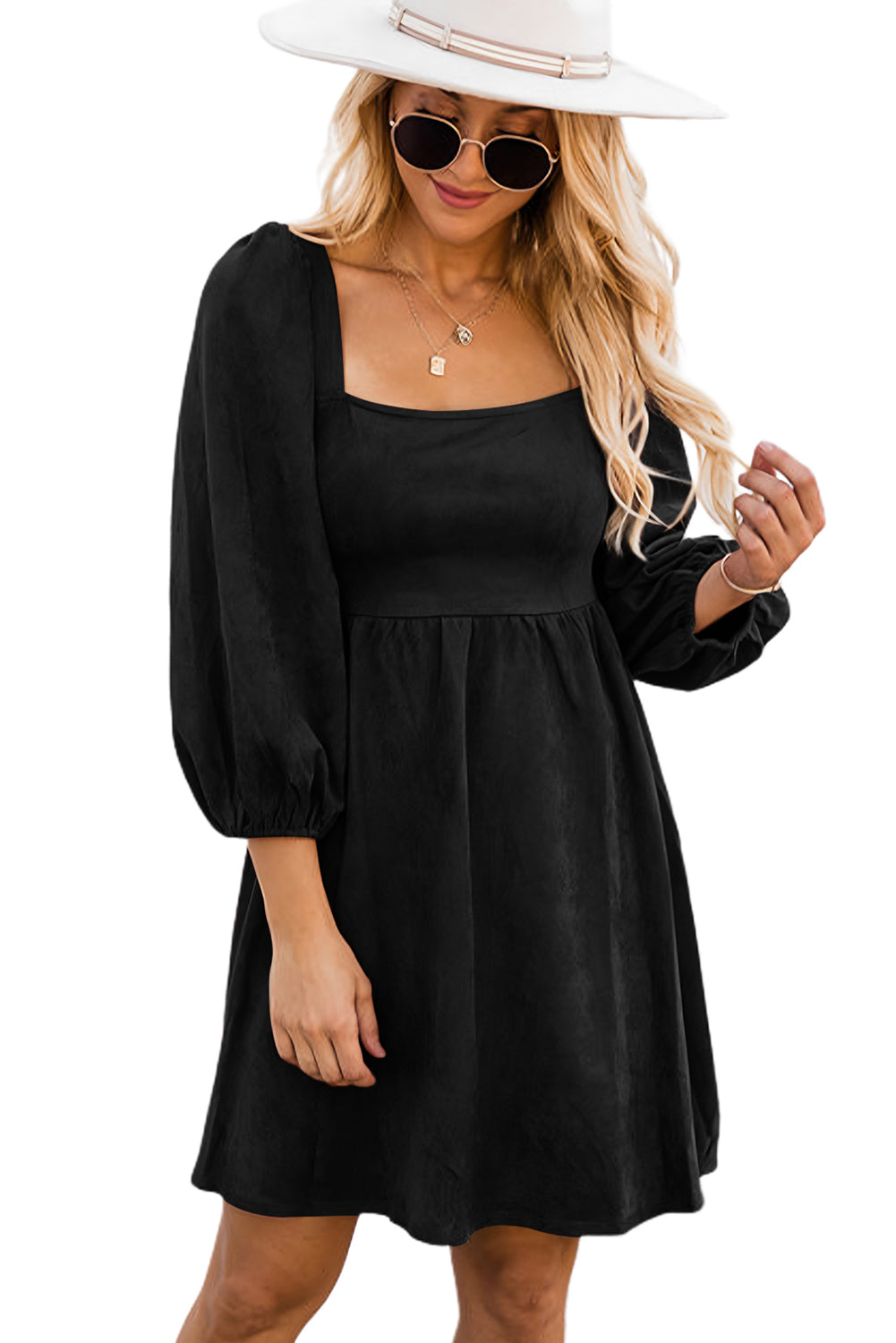 Robe en daim noire à col carré et manches bouffantes